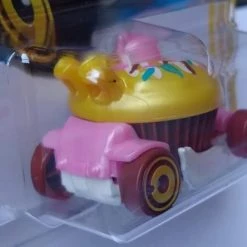 Toy Choo Choo DieCast Hot Wheels Sweet Driver Cupcake Car - Fast Foodie 3/5