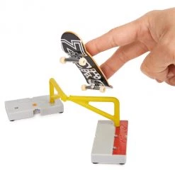 Spin Master Tech Deck VS Series Zero Skateboards Chris Cole Signature Skull And Legacy Ransom Fingerboard 2-Pack, Obstacle And Challenge Card Set